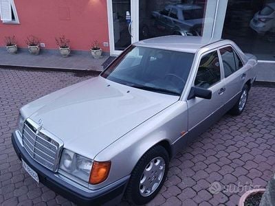 Usata Mercedes E200 135 CV (99 kW) 1993 Grigio Berlina