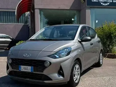Usata Hyundai i10 Advanced Plus 67 CV (49 kW) 2022 Grigio Utilitaria