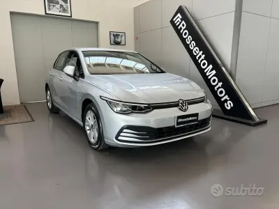 Usata VW Golf VIII Life 131 CV (96 kW) 2022 Grigio Berlina