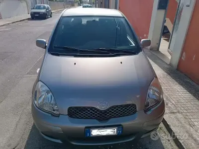 Usata Toyota Yaris 75 CV (55 kW) 2004 Grigio Utilitaria
