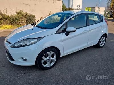Usata Ford Fiesta Titanium 82 CV (60 kW) 2011 Bianco Utilitaria