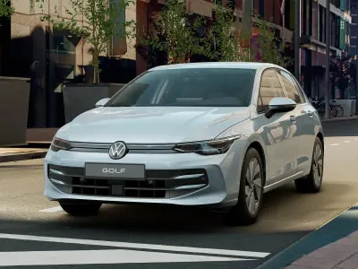Usata VW Golf VIII Edition 150 CV (110 kW) 2025 Crystal ice blue metallizzato Berlina