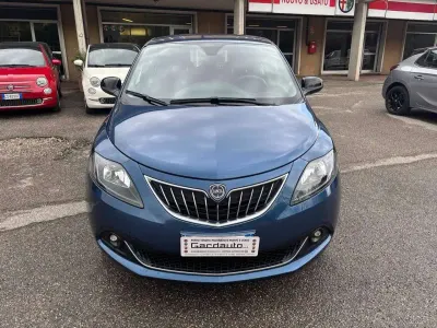 Usata Lancia Ypsilon Platinum 69 CV (50 kW) 2024 270 blu elegante Utilitaria