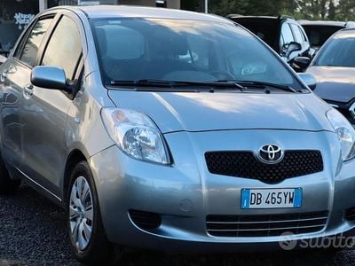 Usata Toyota Yaris 90 CV (66 kW) 2006 Grigio Berlina