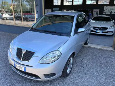 Usata Lancia Ypsilon 60 CV (44 kW) 2008 Argento Utilitaria