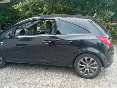 Usata Opel Corsa 54 CV (39 kW) 2010 Nero Utilitaria