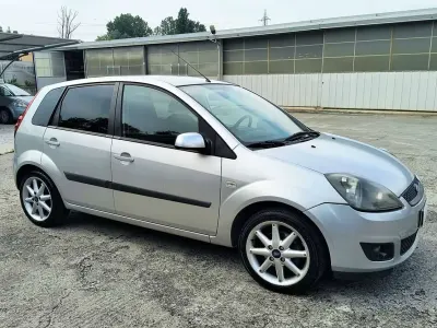 Usata Ford Fiesta Titanium 68 CV (50 kW) 2007 Argento Utilitaria