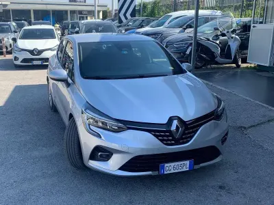Käytetty Renault Clio V Intens 101 HP (74 kW) 2021 Harmaa Sedan