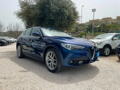 Käytetty Alfa Romeo Stelvio Executive 179 HP (131 kW) 2018 Sininen Katumaasturi