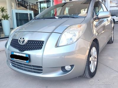 Usata Toyota Yaris 90 CV (66 kW) 2007 Grigio Utilitaria