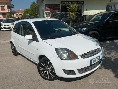 Usata Ford Fiesta S 90 CV (66 kW) 2008 Bianco Utilitaria