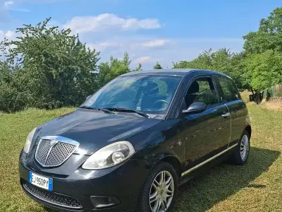 Usata Lancia Ypsilon 75 CV (55 kW) 2011 Nero Utilitaria