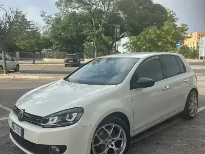 Usata VW Golf VI 105 CV (77 kW) 2011 Bianco Utilitaria