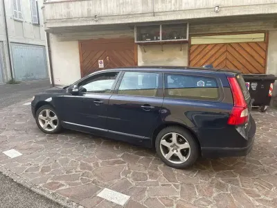 Usata Volvo V70 Momentum 136 CV (100 kW) 2009 Blu/azzurro Station wagon