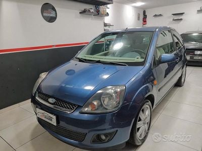 Usata Ford Fiesta Ghia 75 CV (55 kW) 2006 Blu Utilitaria