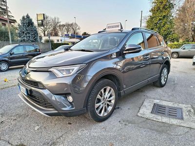 Usata Toyota RAV4 Hybrid Lounge 155 CV (114 kW) 2017 Grigio SUV