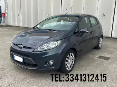 Usado Ford Fiesta 70 CV (51 kW) 2012 Gris Berlina