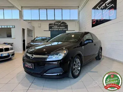 Usata Opel Astra GTC Edition 90 CV (66 kW) 2010 Nero Utilitaria