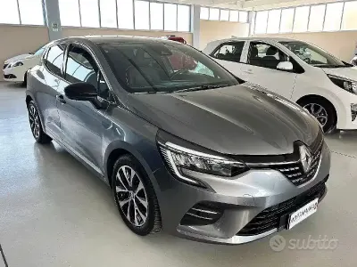 Usata Renault Clio V Techno 101 CV (74 kW) 2023 Grigio scisto Berlina