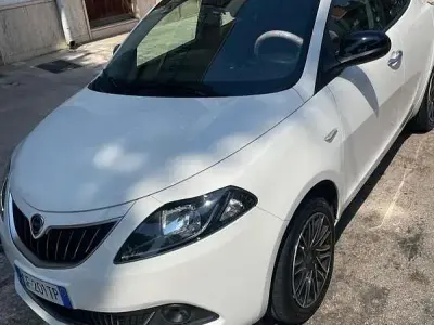 Usata Lancia Ypsilon Gold 69 CV (50 kW) 2021 Bianco Utilitaria