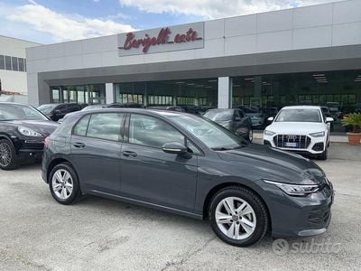 Usata VW Golf VIII Life 116 CV (85 kW) 2025 Grigio Berlina