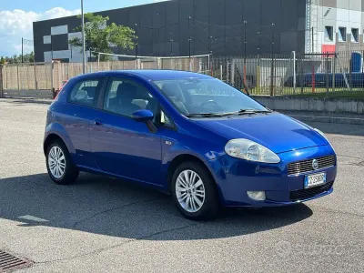Usata Fiat Grande Punto Dynamic 65 CV (47 kW) 2005 Bluazzurro Utilitaria