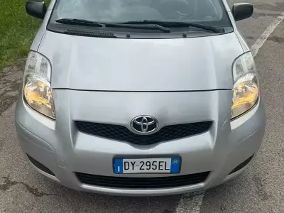 Usata Toyota Yaris 69 CV (50 kW) 2009 Grigio Utilitaria