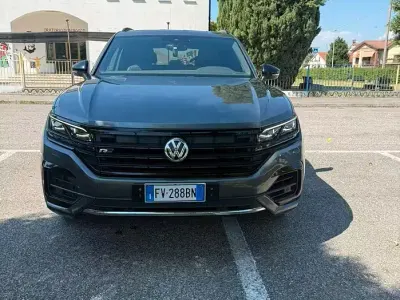 Usata VW Touareg R-line 231 CV (169 kW) 2019 Grigio SUV