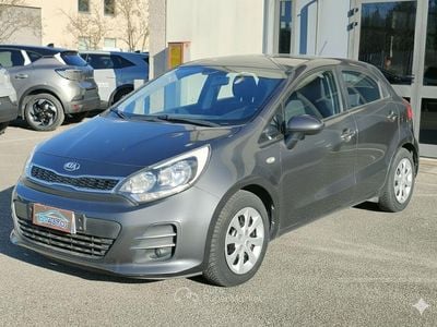 Usata Kia Rio 75 CV (55 kW) 2016 Gray Utilitaria