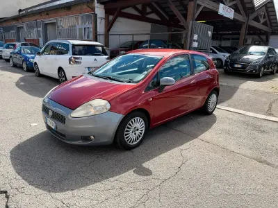 Usado Fiat Grande Punto Dynamic 77 HP (56 kW) 2006 Vermelho Citadino