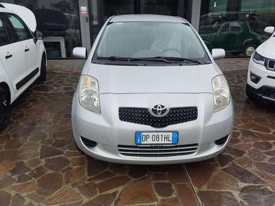 Usata Toyota Yaris 69 CV (50 kW) 2010 Argento Utilitaria