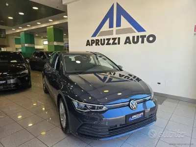Usata VW Golf VIII Life 116 CV (85 kW) 2021 Grigio Utilitaria