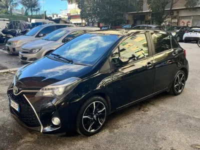 Begagnad Toyota Yaris Hybrid Edition 73 HK (53 kW) 2017 Svart Halvkombi