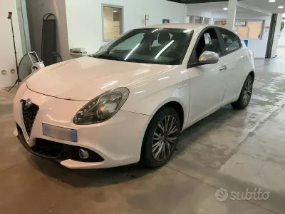 Usata Alfa Romeo Giulietta Super 120 CV (88 kW) 2018 Bianco Utilitaria