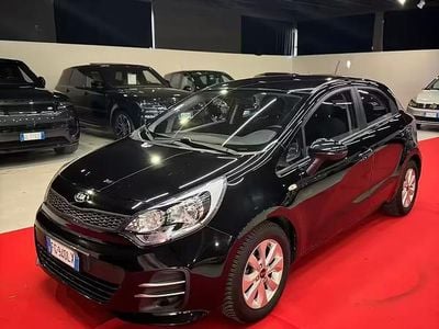 Usata Kia Rio 74 CV (54 kW) 2017 Nero Berlina