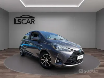 Usata Toyota Yaris Hybrid Active 73 CV (53 kW) 2018 Grigio Berlina