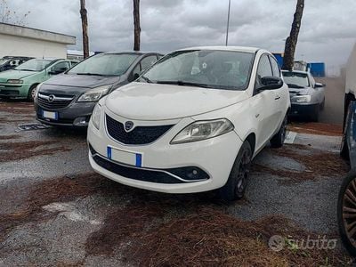 Usata Lancia Ypsilon 80 CV (58 kW) 2016 Bianco Utilitaria