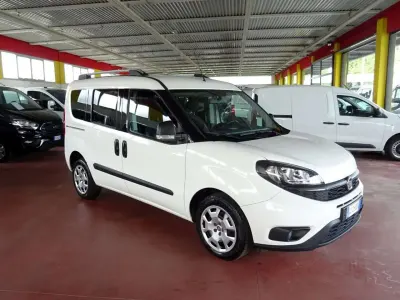 Usata Fiat Doblò Lounge 120 CV (88 kW) 2022 Bianco Monovolume