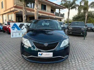 Usado Lancia Ypsilon Gold 69 CV (50 kW) 2018 Azul Utilitario