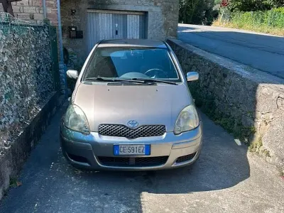 Usata Toyota Yaris 65 CV (47 kW) 2003 Grigio Berlina