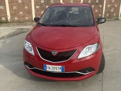 Usata Lancia Ypsilon Gold 69 CV (50 kW) 2018 Rosso Utilitaria