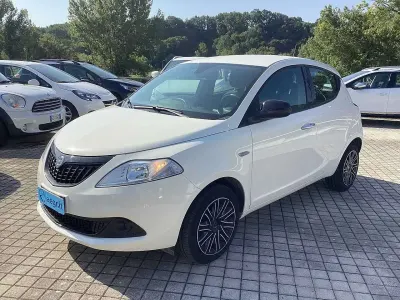 Usata Lancia Ypsilon Gold 69 CV (50 kW) 2023 Bianco Utilitaria