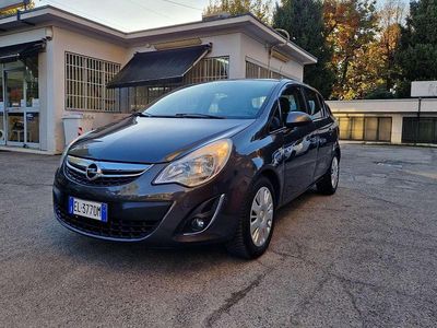 Usata Opel Corsa Cosmo 101 CV (74 kW) 2012 Grigio Berlina