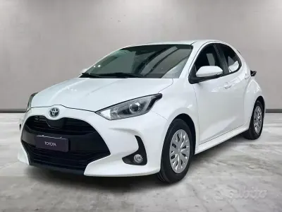 Usata Toyota Yaris Hybrid Active 92 CV (67 kW) 2022 Bianco Berlina