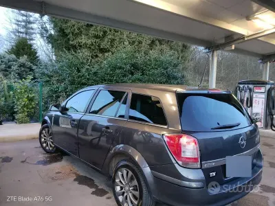 Usata Opel Astra 110 CV (80 kW) 2010 Grigio Station wagon