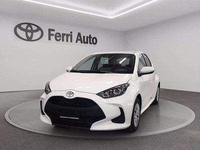 Super white Nuova 2025 Toyota Yaris Hybrid Active Berlina | 19.900 € (Buon prezzo)