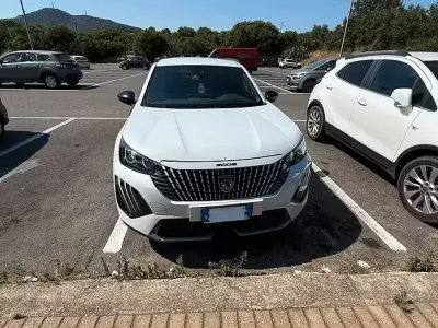 Usata Peugeot 2008 130 CV (95 kW) 2023 SUV