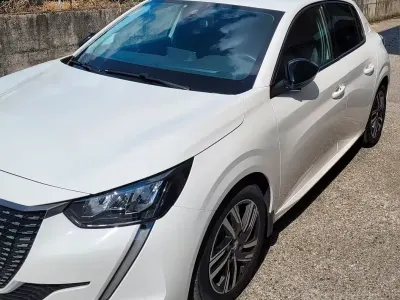 Usata Peugeot 208 101 CV (74 kW) 2023 Utilitaria