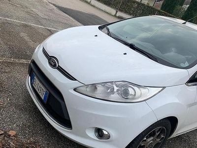 Gebraucht Ford Fiesta 82 PS (60 kW) 2012 Weiß Kleinwagen