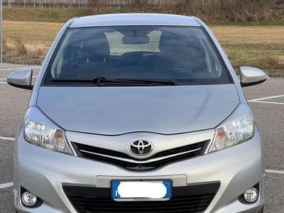 Usata Toyota Yaris 69 CV (50 kW) 2014 Grigio Utilitaria